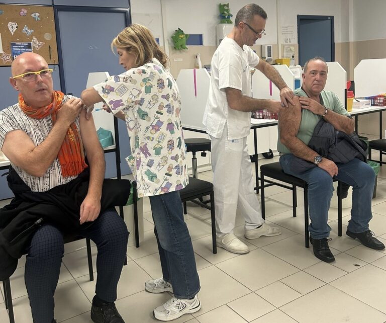 Sanidade defiende que hay «una situación controlada» con la gripe, aunque puedan darse «puntualmente» tensiones