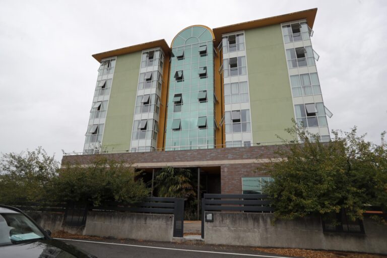 La oposición rechaza que la Xunta recurra a «guetos» y «centros de concentración» para acoger a menores migrantes