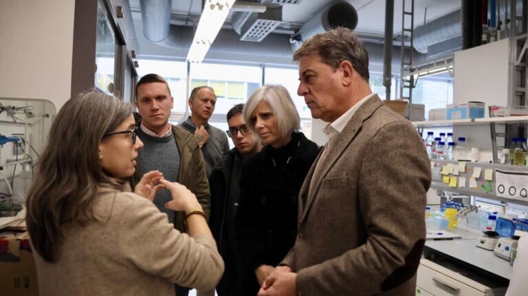 Besteiro reclama a la Xunta «ambición científica» y la acusa de «recortar» en investigación