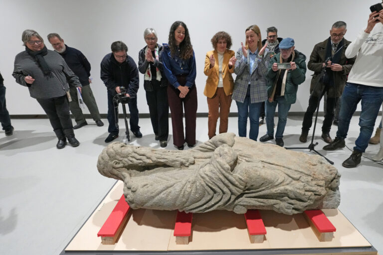 Las estatuas del Mestre Mateo vuelven a Santiago: «Representa la lucha del conjunto del pueblo gallego»