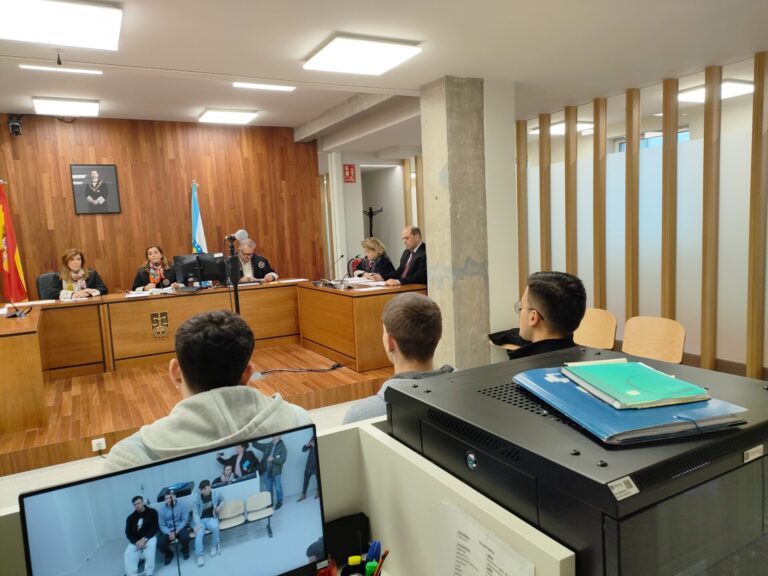 Tres acusados de dar una paliza a dos jóvenes en el centro de Vigo aceptan 7 meses y 2 años de cárcel
