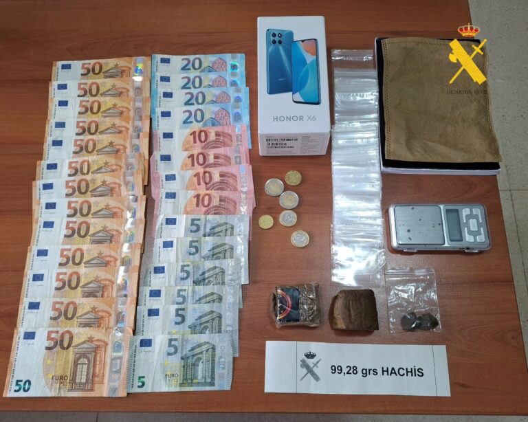 Detenidos dos hombres en Foz (Lugo) tras intervenirle 100 gramos de hachís en un vehículo