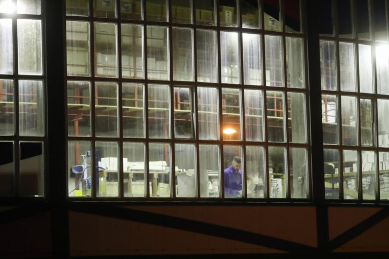 Los trabajadores de producción de Sargadelos en Cervo (Lugo) regresan a su puesto de trabajo: «El circo sigue igual»