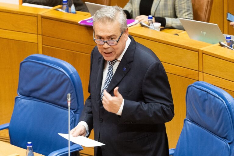 Pleno.- El BNG acusa a Sanidade de «vender humo» y el conselleiro reprocha que «niegue la evidencia» de falta de médicos