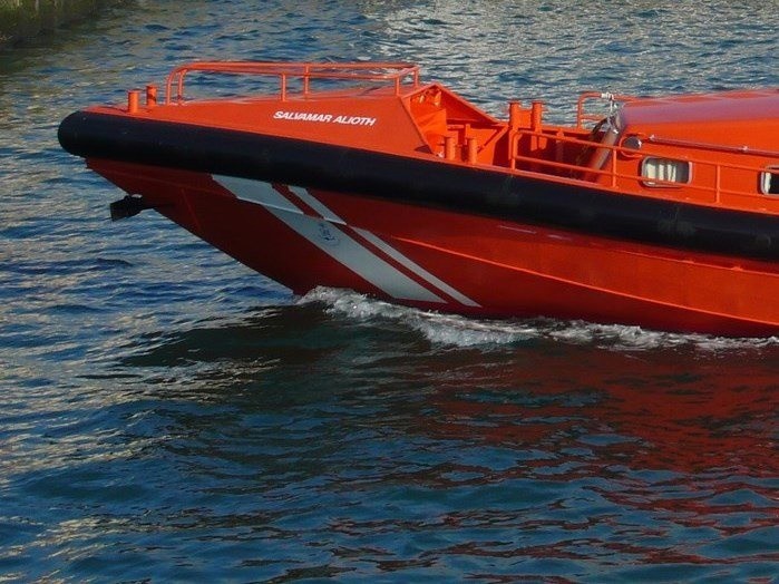 Remolcan en Vigo a un buque que transporta vehículos tras sufrir una avería en la máquina