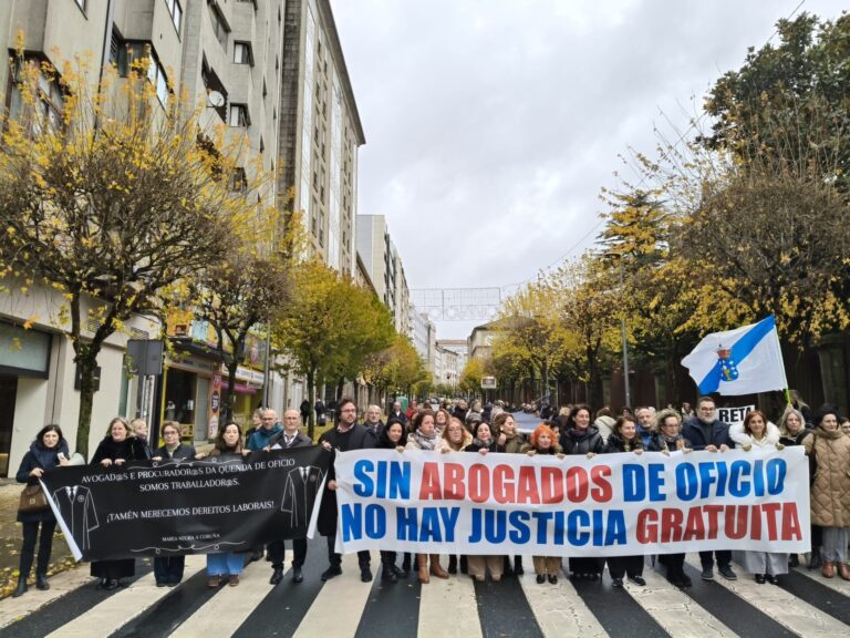 Profesionales del turno de oficio exigen mejores condiciones laborales en una protesta en Santiago: «No somos esclavos»