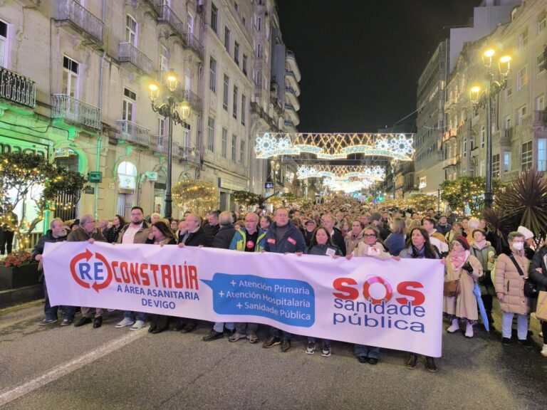 AV.- Miles de personas claman en Vigo por la «reconstrucción» del área sanitaria