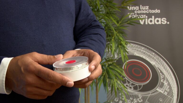 Los creadores gallegos de la baliza V-16: «La idea era ayudar a personas con discapacidad, no ser producto obligatorio»