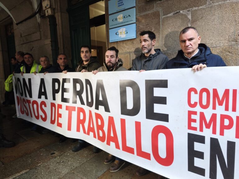 El comité de Ence protesta ante la CEG en Santiago y volverá a la huelga el martes para mostrar su rechazo al ERE