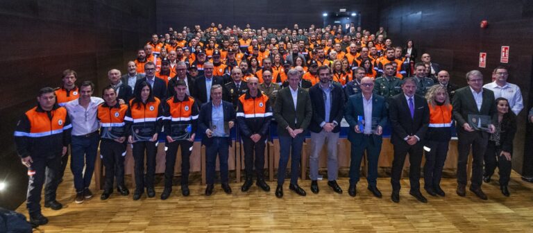 Protección Civil entrega las medallas a voluntarios y administraciones para reconocer su labor en los fuegos de Ourense