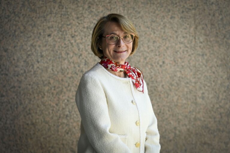 Presidenta de CRUE avisa del «grave problema» de la vivienda para los jóvenes: «Ni con beca pueden pagar»