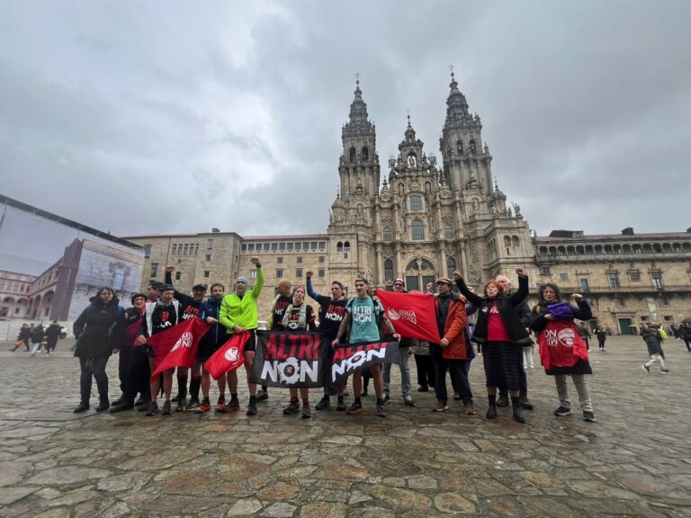 Corredores de montaña protestan contra Altri y la Mina de Touro con una maratón de 51 km entre Melide y Santiago