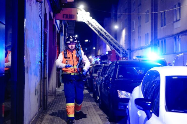El herido en el incendio en un edificio en A Coruña evoluciona favorablemente y es trasladado a planta en el hospital
