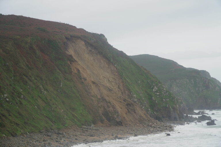 Alertan de posibles nuevos derrumbes en los acantilados de Campelo, en Valdoviño (A Coruña)