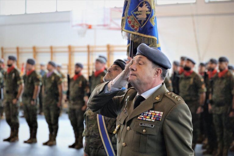 El coronel Andrés González Alvarado asume el mando de la BRILAT en Pontevedra