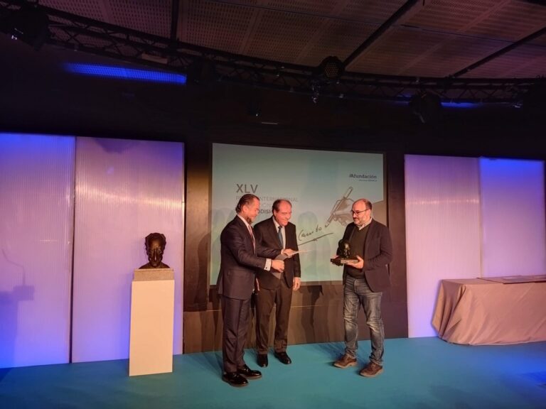 Columnas de Laura Ferrero, Fernando Iwasaki y Noemí Sabugal, finalistas del Premio Afundación de Periodismo Julio Camba