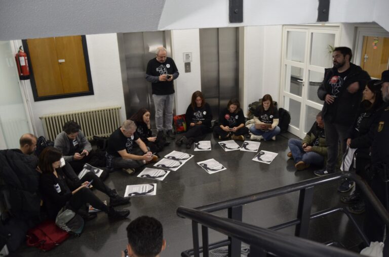 Delegados de CIG-Ensino y STEG se «encierran» en la Consellería de Educación para exigir una reunión con el conselleiro