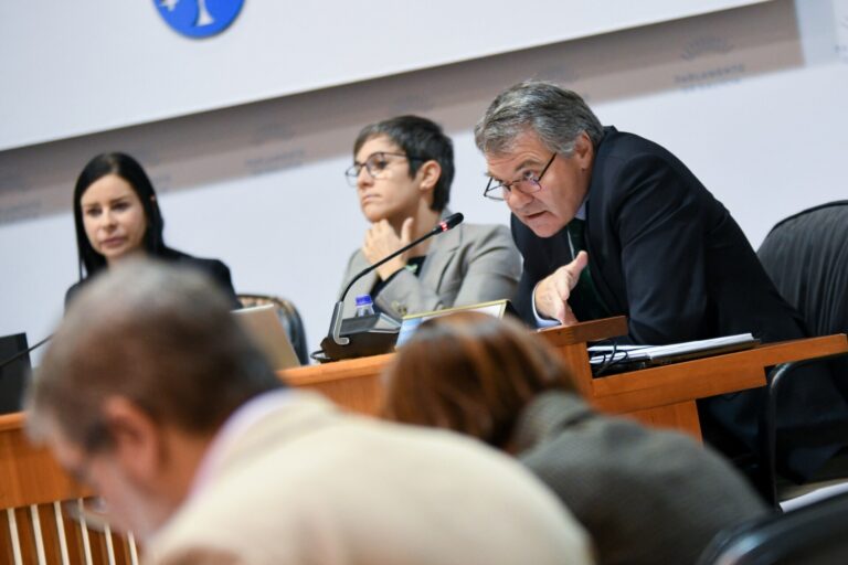 Pesca.- La Xunta defiende la «relevancia» estratégica de la prórroga de concesión a Jealsa y la oposición ve «opacidad»