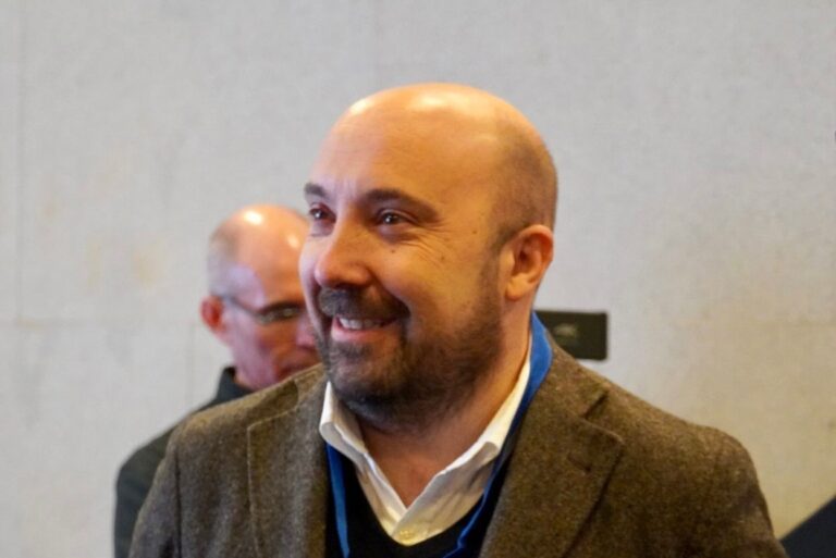 Fiscalía archiva la investigación por el piso del edil coruñés Lage Tuñas y la alcaldesa anuncia querella contra el PP