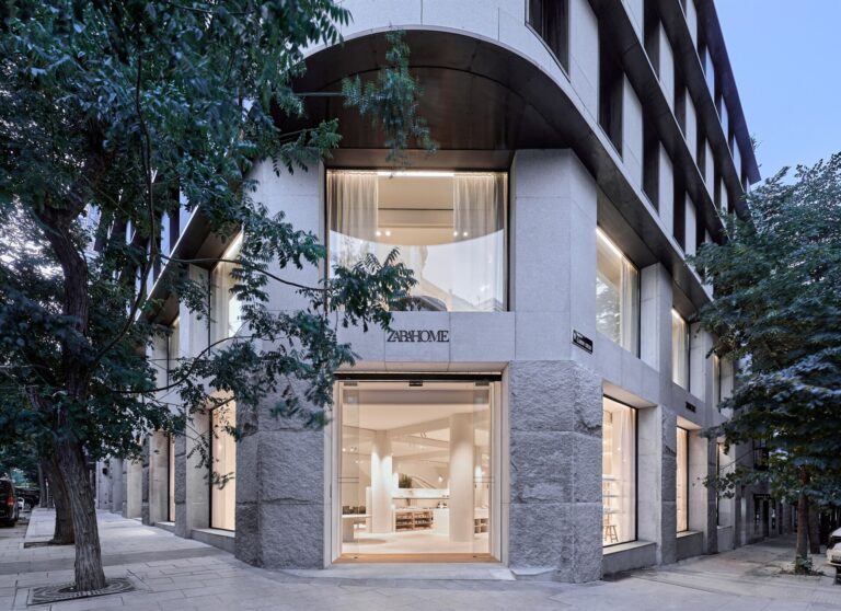 Inditex se queda a las puertas de batir máximos en Bolsa con la acción al filo de los 56 euros