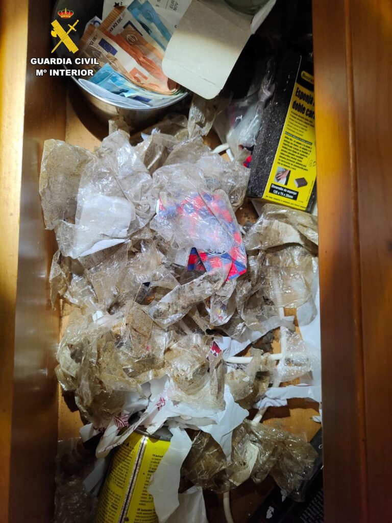 Detenido un hombre y desmantelado un punto de venta de sustancias estupefacientes en Melide (A Coruña)