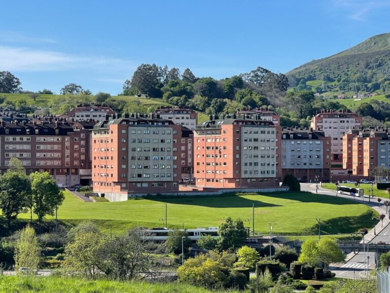 La compraventa de viviendas cae un 1,3% en octubre en Galicia, por debajo de la media