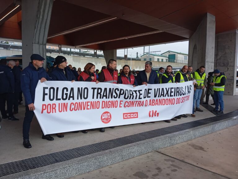La tercera jornada de huelga paraliza el bus de la provincia de A Coruña a la espera de una mediación este miércoles