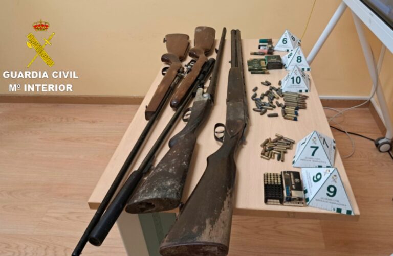 Intervenidas varias armas de fuego en el domicilio del hombre detenido por el atraco en una gasolinera de Tui