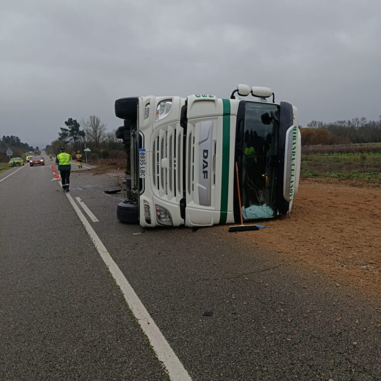 Herido el conductor de un camión cargado con arena que volcó en Verín (Ourense) tras colisionar con un turismo