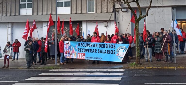 La CIG protesta ante el Parlamento para reclamar a la Xunta mejoras laborales y salariales de los funcionarios