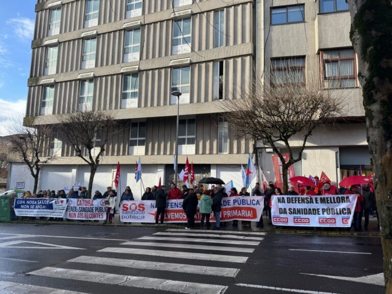 SOS Sanidade Pública protesta ante el Parlamento contra el «presupuesto raquítico» que la Xunta destina a sanidad