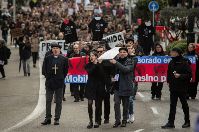 Los profesores salen a la calle en Vigo para denunciar la «emergencia en la enseñanza pública» y reclamar mejoras
