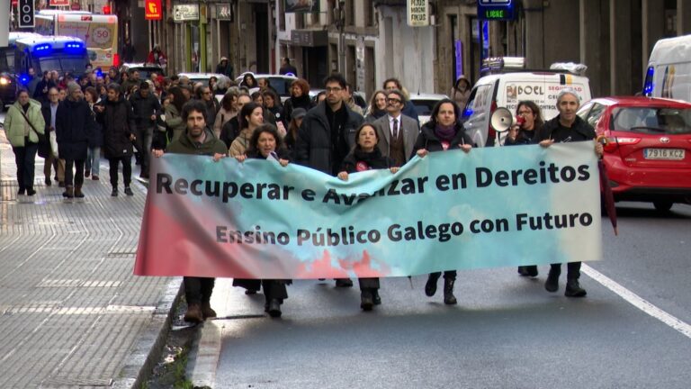 Decenas de profesores emprenden una «marcha fúnebre» en Compostela ante la «crítica situación» de la enseñanza pública