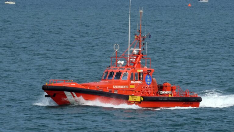 Pesca.- Remolcan a Malpica (A Coruña) un pesquero con tres tripulantes a bordo por problemas en el motor