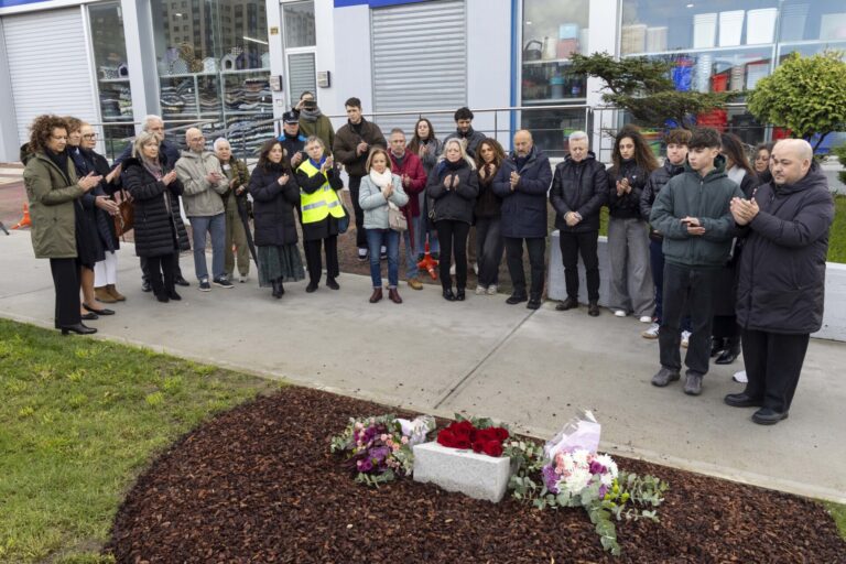 La alcaldesa de A Coruña pide responsabilidad en seguridad vial en un acto de recuerdo a víctimas
