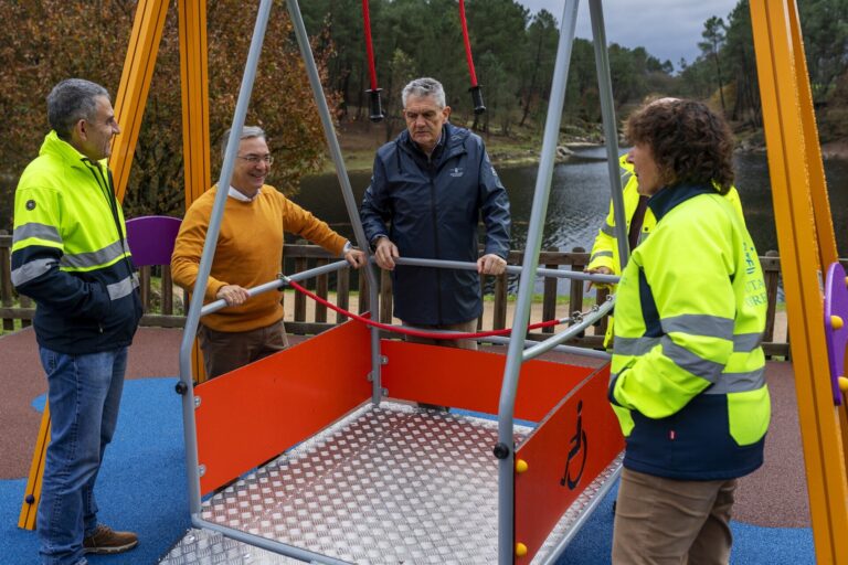 El presidente de la Diputación de Ourense celebra un parque infantil más «inclusivo y seguro» en Pereiro de Aguiar