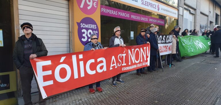 Medio centenar de personas protestan contra la ley de acompañamiento por «desproteger a Galicia del oligopolio eólico»