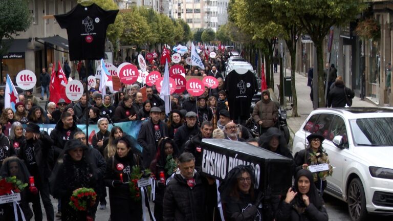 Cientos de profesores recorren las calles compostelanas entre féretros y velas en el «entierro» de la enseñanza pública