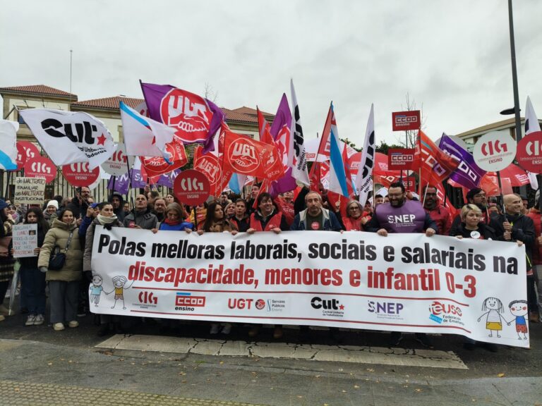 Trabajadores de discapacidad, menores e infantil denuncian frente a la Xunta una situación laboral «aberrante»