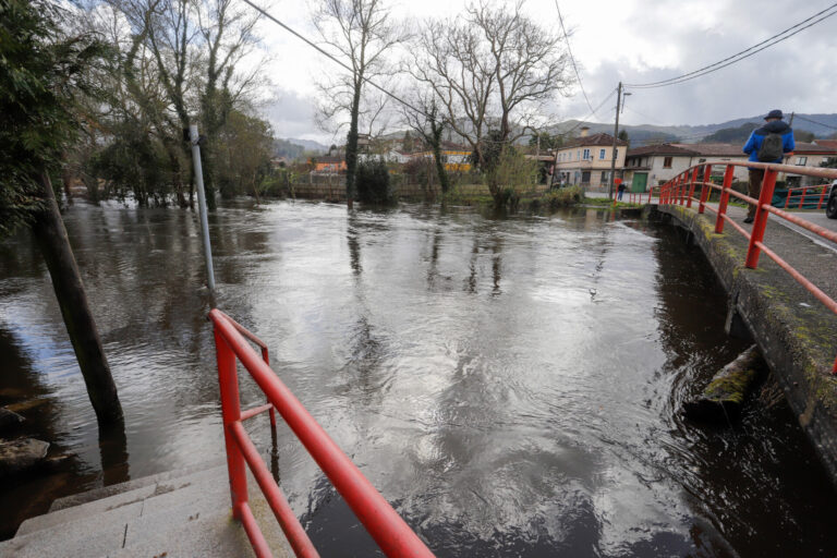 Activado el plan ante riesgo de inundaciones por el aumento del caudal del río Cambeda, en Vimianzo (A Coruña)