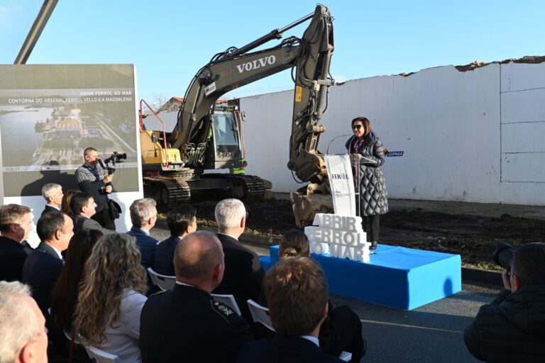 Ferrol inicia el derribo del muro del Arsenal y la ciudad «abraza» el mar tras siglos de historia compartida