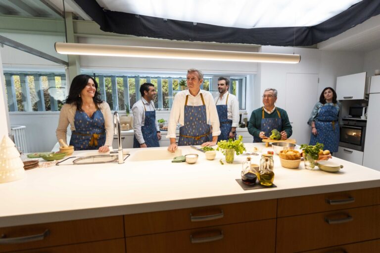 Rueda reivindica su «receta» para Galicia en su felicitación de Navidad, que bromea con las «chistorras» de Ábalos