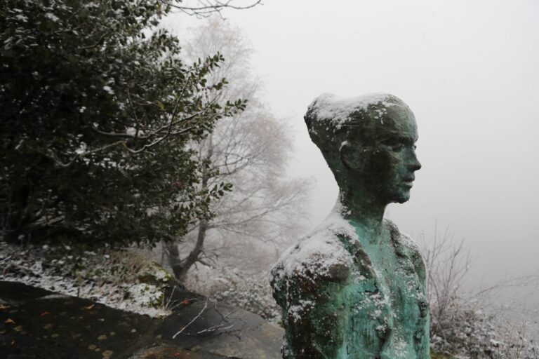 Un dispositivo de la Diputación despeja la nieve de las carreteras en la montaña de Lugo ante el aviso amarillo