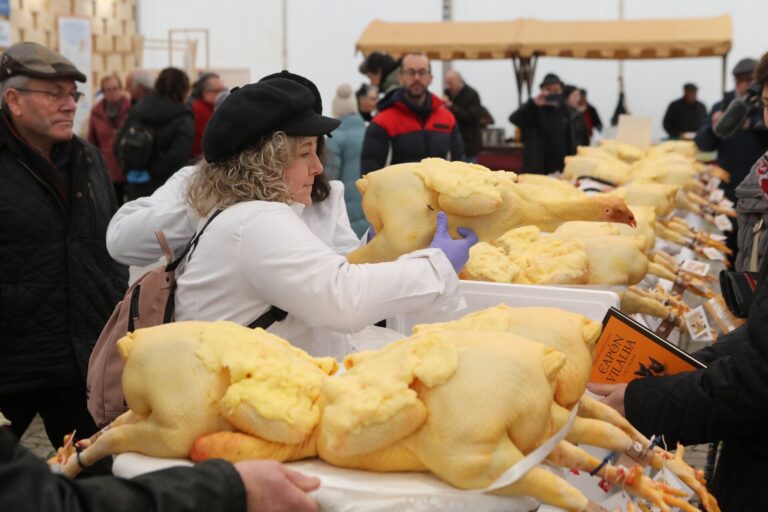 Rural.- Más de mil personas celebran en Vilalba la Feria del Capón y agotan las existencias: «Pese al frío fue un éxito»