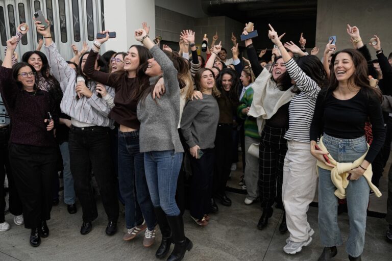 Lotería.- Alegría entre los trabajadores de Bimba y Lola tras ganar el segundo premio de la Lotería de Navidad