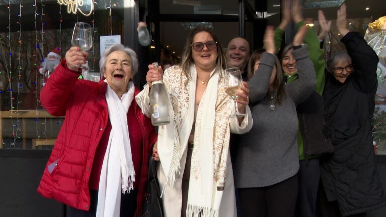 Lotería.- Lluvia de 10 millones de euros en A Coruña con el tercer premio: «Estamos felices, como si tocase el Gordo»