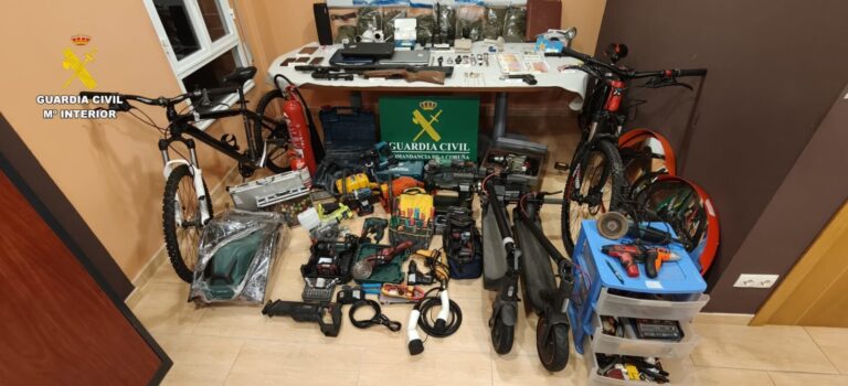 Desarticulado un punto de venta de droga en una antigua escuela de Boiro y detenidos tres hombres