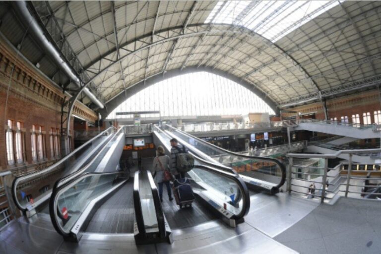 Transportes adjudica el mantenimiento de ascensores y escaleras en 120 estaciones de tren, incluyendo Ourense o Santiago