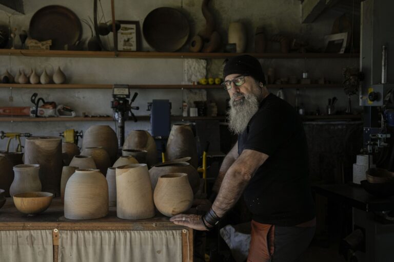 Aitor Martínez, ganador del Premio Nacional de Artesanía: «No abre las puertas de cielo, pero es un balón de oxígeno»