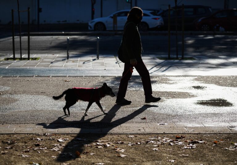 Una masa de aire frío activa los avisos por bajas temperaturas en ocho provincias y deja nieve en el norte